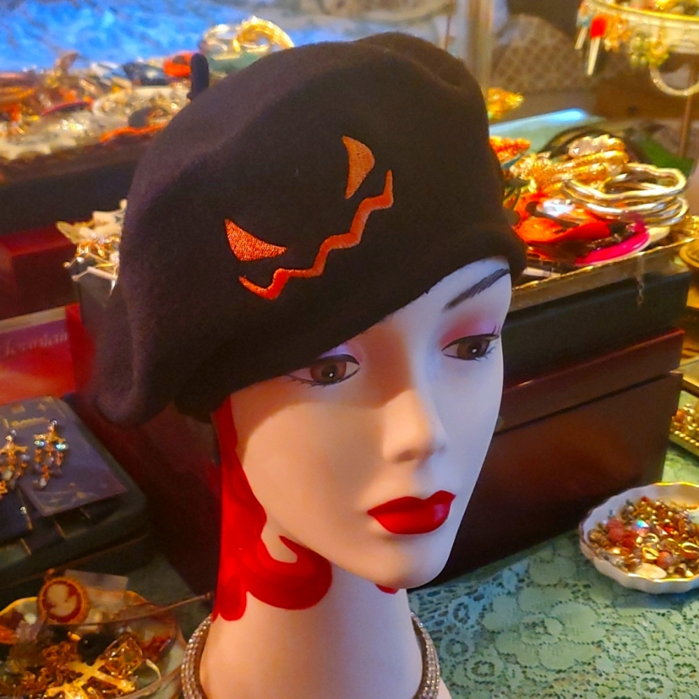 Black pumpkin beret
